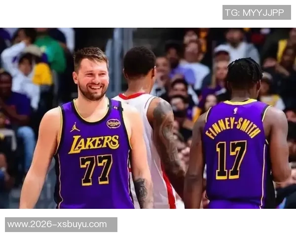 本赛季场均得分前十榜单东契奇领衔马克西紧随其后六人得分超三十